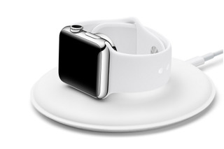 ヘッド部を立たせて“目覚まし時計”になる「Apple Watch」純正充電ドック 画像