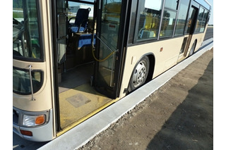 バス乗降時のバリアフリー化を実現する新形状の縁石とは？ 画像