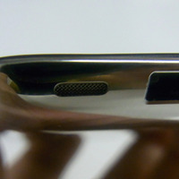 iPod touchのDock部分脇に搭載されたスピーカー
