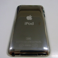 iPod touchの背面。容量は8GB/32GB/64GBの3モデル