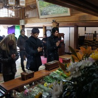 被災地で献花を行うGACKT（前列中央）や川崎麻世（前列右）