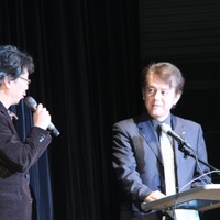 新ウルトラマンについて発表する製作統括プロデューサー 岡崎聖氏（右）とアベ ユーイチ監督（左）
