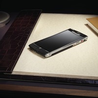 115万円の超高級スマートフォン「Vertu Signature Touch」