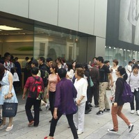 購入待ちの人たちでごった返す、東京・銀座のアップルストア