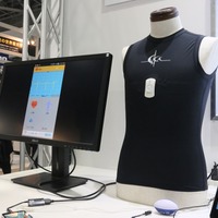 NTTブースに展示されていた「hitoe」を使った生体情報測定デモ。説明員が本製品を身につけて心拍などをモニタリングしていた