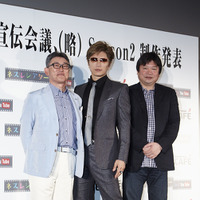 向かって左からネスレ日本の高岡CEO、GACKT、本広監督