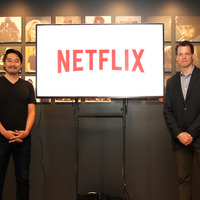 Netflix代表取締役社長のグレッグ・ピーターズ氏と、副社長を務める大崎貴之氏