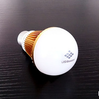 タグキャストが開発したビーコン機能内蔵のLED電球「LEDBeacon」。GPSの届かない屋内でも位置情報を提供することができ、様々な活用法が想定される（画像はプレスリリースより）