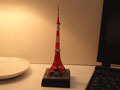 デスク上に“懐かしの昭和”を再現——東京タワー歴代デザインのミニチュアフィギュア 画像