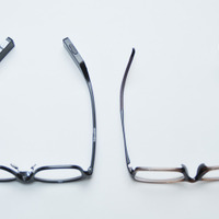 左がJINS MEME ES、右が普通のメガネ。リムのところが比べるとやや大きい