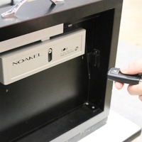 専用のリモコンキーで施錠・解錠が行える「NOAKEL」。リモコンの数、電話解除器や内蔵型非常解除器の有無の違いにより4種類のセットがラインナップされている（撮影：防犯システム取材班）