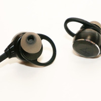 ベースはカナル型のBluetoothワイヤレスイヤホン。イヤーフックでしっかりと耳元に固定できる