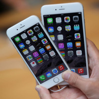 2014年に発売されたiPhone 6 Plus（右） （C）Getty Images