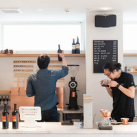 東京・自由が丘にオープンした「ALPHA BETA COFFEE CLUB」。“IT目線”によるサービスとビジネスモデルが新たなカフェカルチャーを生み出すことができるか？　「ITによる生産性向上」という文脈からも、日本のビジネスパーソンにとって要注目の存在だ