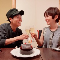 渡辺満里奈、53歳の誕生日を迎え…夫・名倉潤と笑顔で見つめ合う乾杯ショット公開 画像