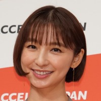 篠田麻里子、話題の鈴付き首輪を装着！ ノリノリのドラマオフショット公開 画像