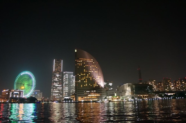 船からだと、海面に反射する横浜の夜景を見れる
