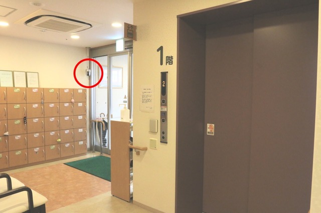 もう1つの出入り口に設置されたネットワークカメラ。ご入居されている方はエレベーターを使うため、その出入りも確認できる位置にカメラは設置されている（撮影：防犯システム取材班）