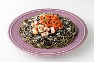 真っ黒グルメが大集合!セブンイレブン、「イカ墨パスタ」や「プリンケーキパフェ」などハロウィン限定商品を発売 画像