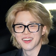 BTS・JIMIN、劇場をお忍び訪問！『プデュ』出身親友のミュージカルデビューの応援に駆け付ける