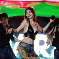 「思い切って全部脱ぐ」発言も話題に！パク・サンダラ、“紐スイムウェア”姿でバカンス楽しむ