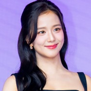 BLACKPINK・ジス、事務所社員に“高級バッグ”を太っ腹プレゼント！「正当な職権乱用」と話題に