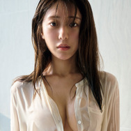 フリーアナ・白戸ゆめの、濡れシャツ姿の衝撃カット