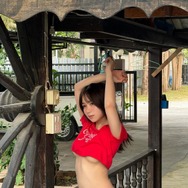 池本しおり、赤いクロップドTシャツでくびれ＆腹筋披露！2nd写真集のセクシーカット公開