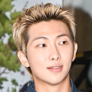 来日中に警備員の注意を無視して…BTS・RMの“文春砲”に韓国メディアも注目 禁煙区域で喫煙か