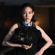 のん、洗練されたmiumiuコーデ披露！「やっとお会いできた」齋藤飛鳥とのツーショットも公開