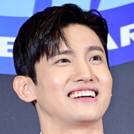 東方神起・チャンミン、日ごとに増す輝き…日本で白タキシード姿披露「かっこよすぎ」