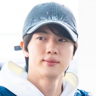 BTS・JIN、遊園地を楽しむ“自然体”ショット公開！ステージとのギャップにファン悶絶…