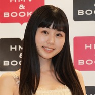 くりえみ、水着をめくり上げるギリギリすぎる動画を公開！形のいい下乳が露わに
