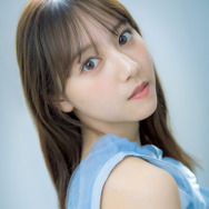 日向坂46・平岡海月、ドレス姿で“純度100％”の透明感あふれるグラビア披露！