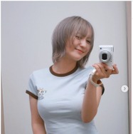 伊藤愛真、ホワイトベージュのショートウルフに！ヘソちらファッションも反響