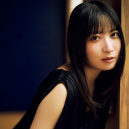 僕青・八木仁愛が『FLASH』初登場！透明感と清純さが際立つグラビアで魅了