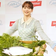 のん、サーモン一匹プレゼントに感動！エプロン姿で調理実演も