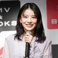 「令嬢すぎる」表紙に登場した出口夏希の衣装に注目