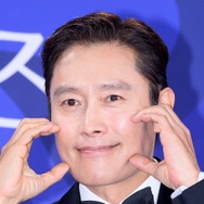 2歳娘の手をしっかりと繋いで…俳優イ・ビョンホン、服の買い物に出かける愛らしい日常