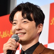 星野源、アッシュピンクにヘアカラーチェンジ！「髪色めっちゃ似合ってて素敵です」とファン絶賛