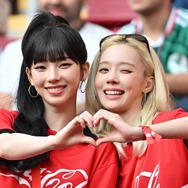 aespa・カリナとウィンター、韓国代表のW杯初戦に登場！　赤ユニ姿で現地応援、国旗掲げ笑顔も