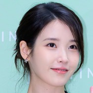涙の謝罪の後は笑顔で登場！IU、知人の結婚式での近況が話題　共演の子役と感動の再会も