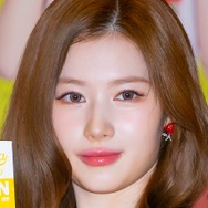 ショーツ露出、TWICE・サナが“スカートめくれ”事故に心境吐露「開いた状態で撮られていたなんて…」