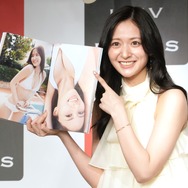 乃木坂46・金川紗耶、1st写真集は「彼女感のある1冊」！白ビキニ＆舌ペロカットがお気に入り