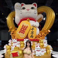 鈴木ふみ奈、台湾で幸せ溢れる誕生日報告！圧巻のゴールドビキニ姿に「美ボディすぎる」ファン歓喜