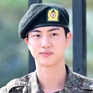 「JINさんが僕を英雄に」BTS・JIN、兵役中に出会った後輩アイドルを気遣う美談が話題