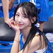デカすぎて今にもこぼれ出そう…“豊満ボディ”際立つドレス姿に視線集中、韓国人気チアのホ・スミ