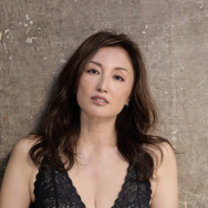 井上晴美、27年ぶりに『FRIDAY』復活！ラストグラビアを収めた写真集2冊同時発売！