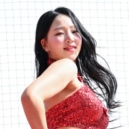 服は着ているんだけど…密着ニットで浮かぶ豊かな肉体、韓国人気チアの眼福近況ショット