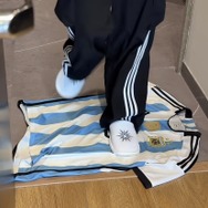 メッシのユニフォームを踏みつけて雑巾に…「最も有効活用する方法」韓国女性ユーチューバー炎上